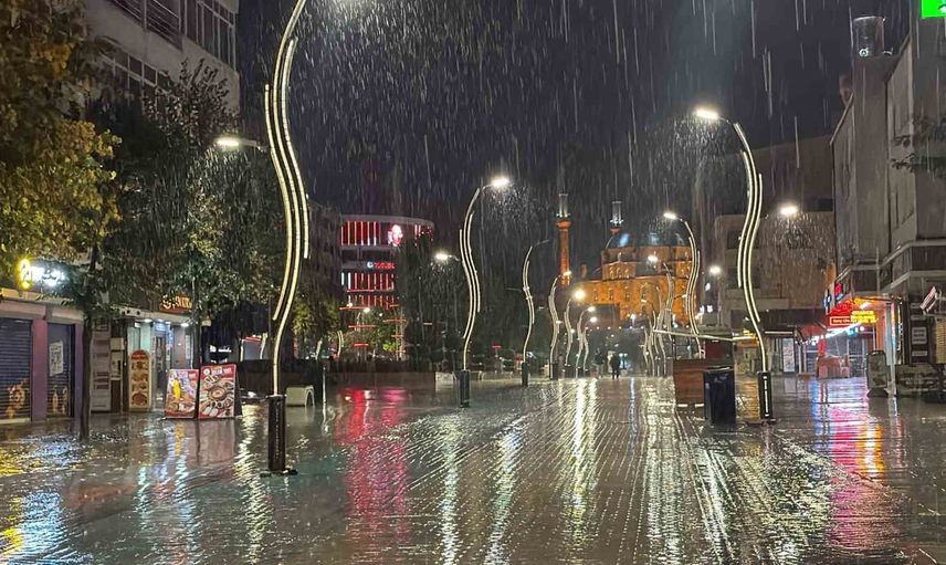 Bolu'da gece sağanakları yaşamı aksattı