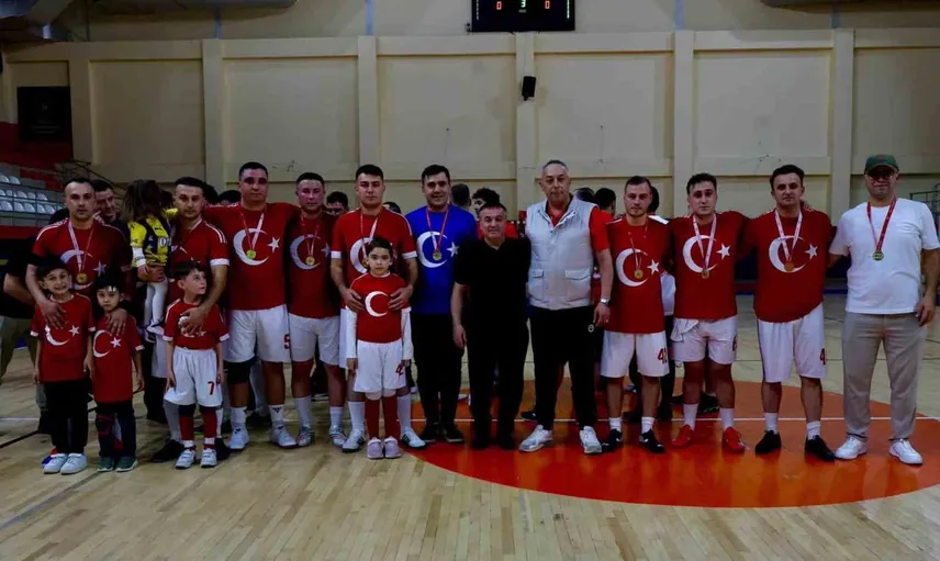 Bilecik'te kamu spor oyunlarında şampiyonlar kürsüye çıktı