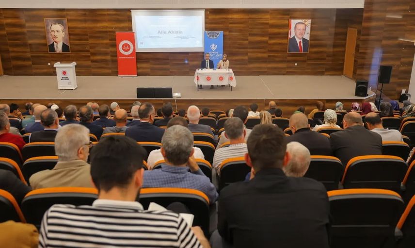 Aileye rehberlik eden değerler: Bayburt'ta peygamber ve güzel ahlak konferansı