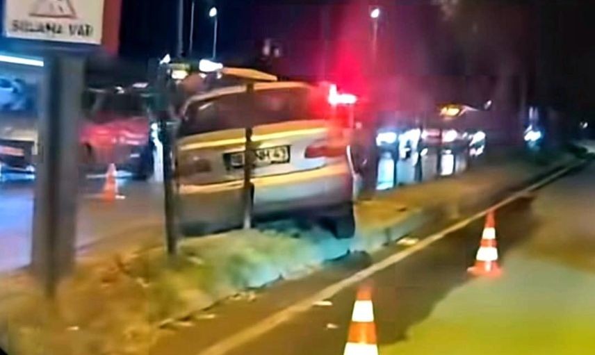 Kontrolden çıkan otomobil orta refüje çıktı, sürücü yara almadan kurtuldu