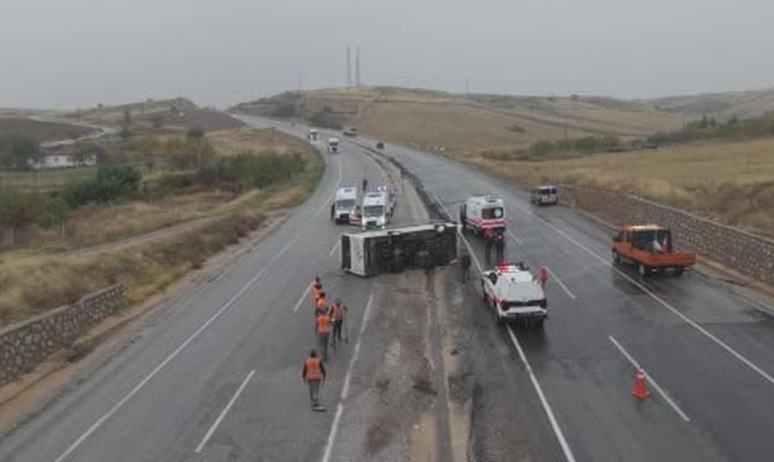 Kırıkkale'de yağışta kayganlaşan yolda servis devrildi: 15 işçi yaralandı
