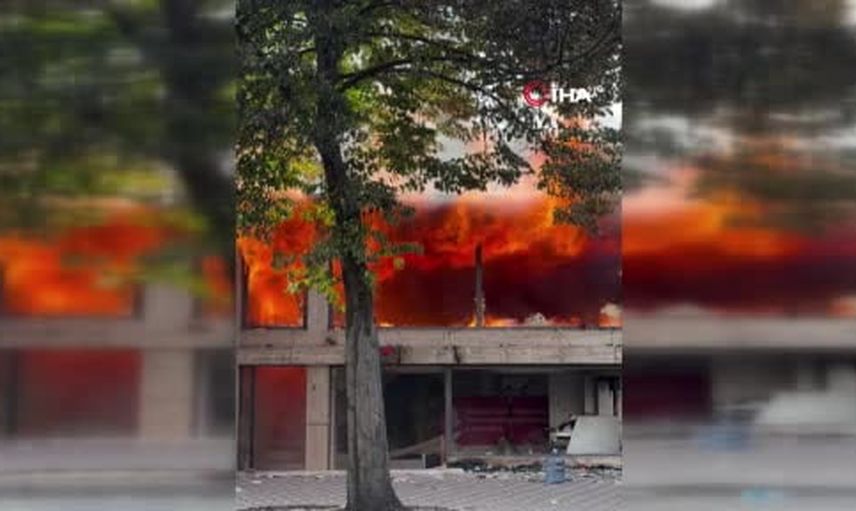 Tiran'da öğrenci eylemleri bakanlık önünde yangına dönüştü