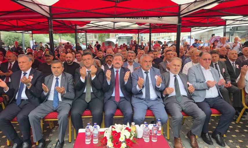 Samsun’da yağmur altında ahilik geleneği sürdü: 72 yaşındaki terzi yılın ahisi seçildi