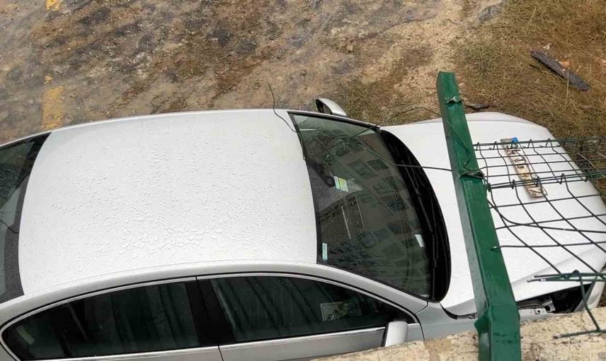 Otopark manevrası tel çitini aşıp 3 metrelik boşluğa düştü: Koç Üniversitesi Hastanesi önünde sürücü hafif yaralandı