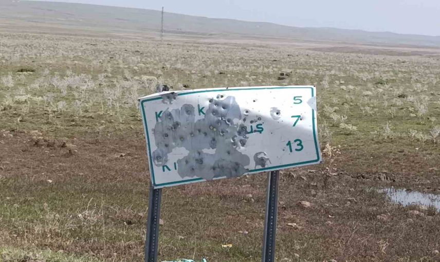 Arpaçay’da köy yön tabelaları kurşunlandı, ulaşım riski vurgulandı