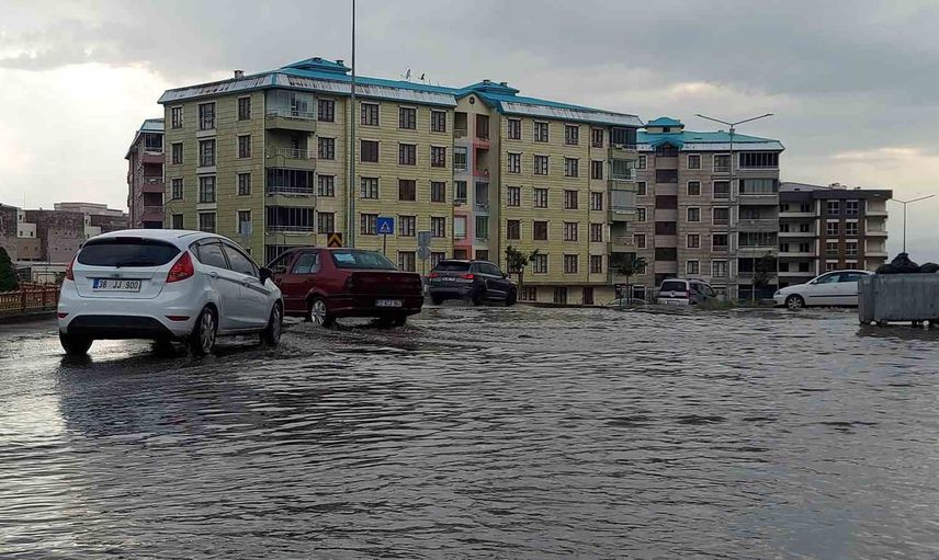 On dakikada bastıran sağanak Erzurum trafiğini felç etti
