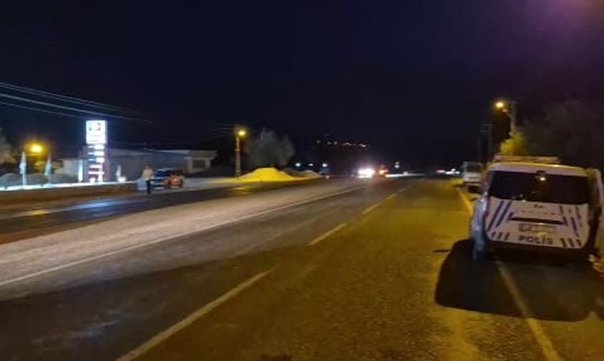 Römorktan fıstıklar yola saçıldı: Yavuzeli'de kamyonet ile traktör çarpıştı