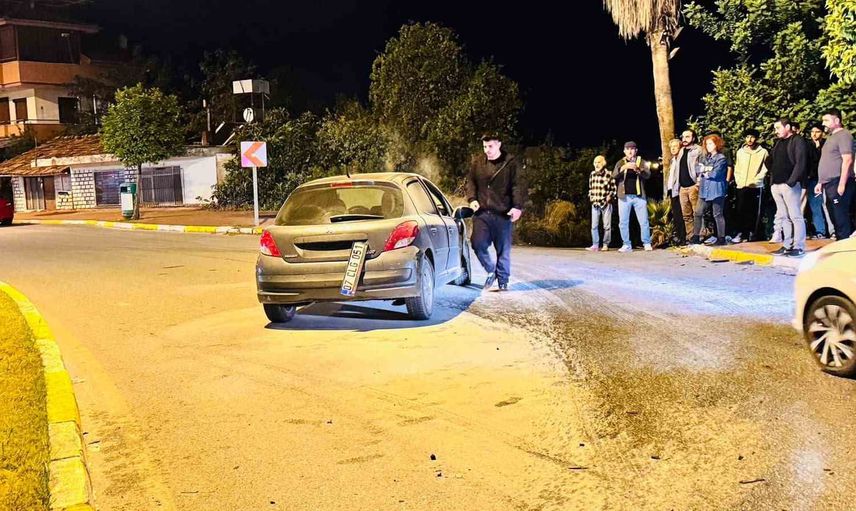 Manavgat’ta refüjdeki palmiyeyle çarpışan otomobilde iki yaralı