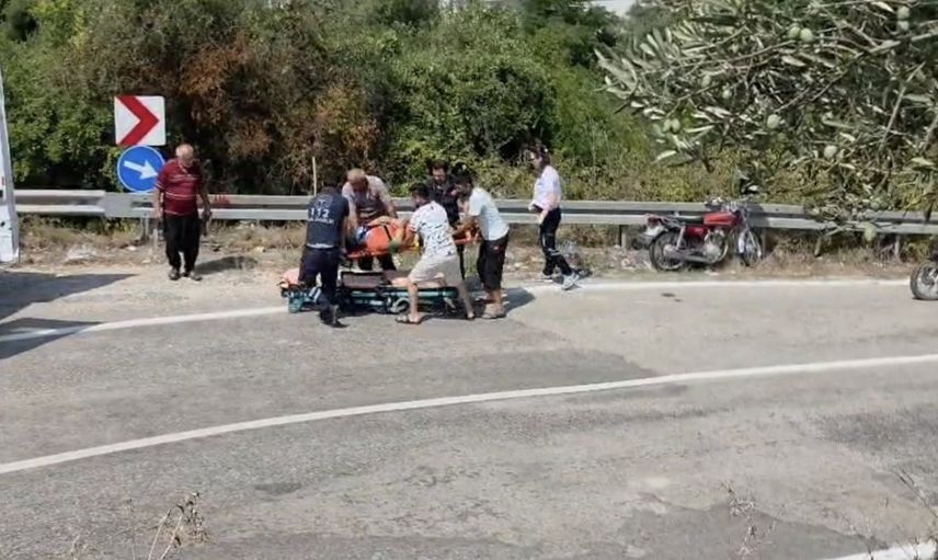 Kadirli'de Söğütlüdere yakınında motosiklet bariyere çarptı: iki yaralı