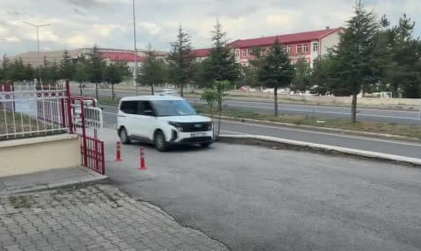 Zara'da üç kişi üç saatte 11 iş yerine girip çaldı, tutuklandılar