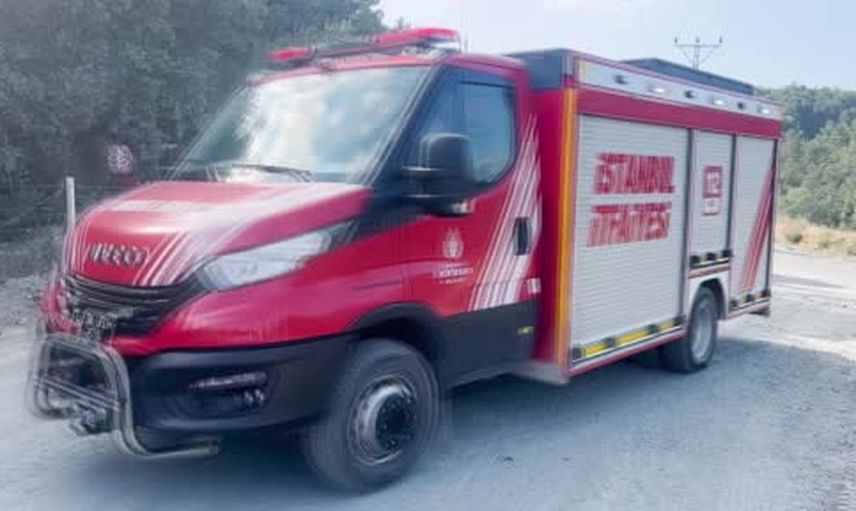 Sarıyer'de şarampole yuvarlanan hafriyat kamyonunun sürücüsü itfaiye tarafından kurtarıldı