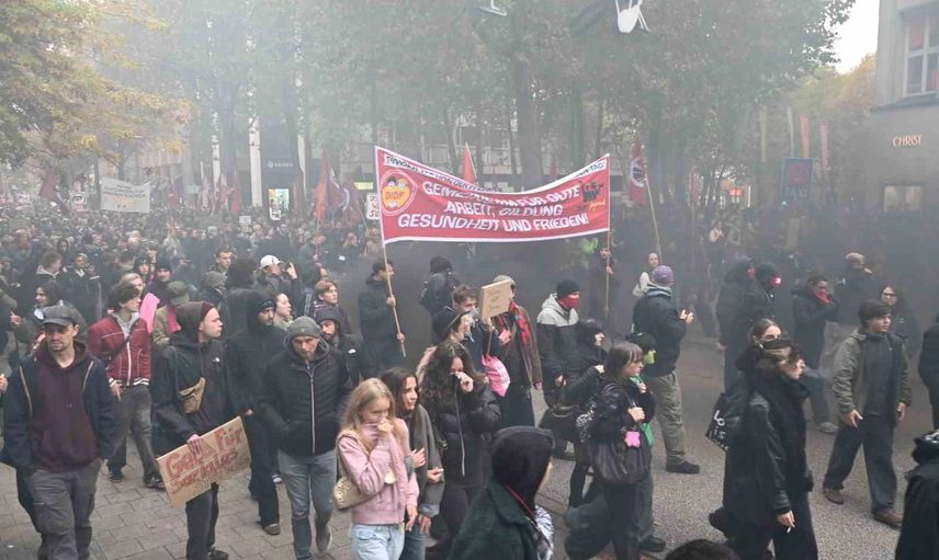Hamburg'da gençlik gösterisi barikat ve biber gazıyla sonlandı