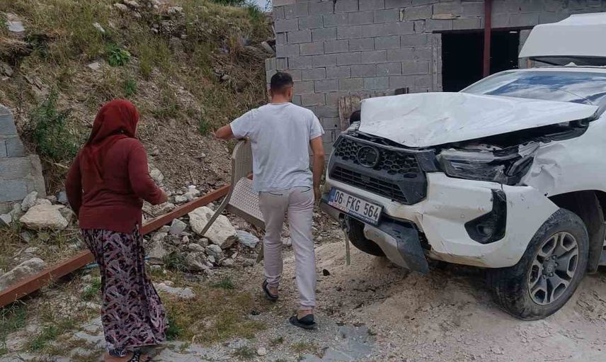 Yokuşta yeniden tehlike: evin bahçesine düşen araçlar mahalleyi tedirgin etti