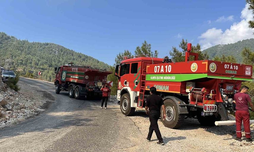 Antalya'da iki ilçede eş zamanlı yangın mücadelesi
