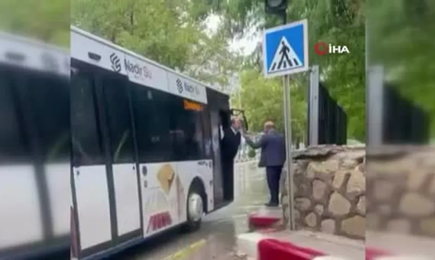Elazığ'da otobüs önünde şemsiye ile kavgaya dönüşen tartışma