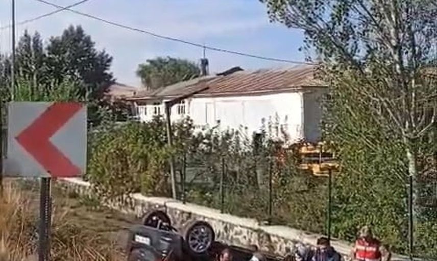 Başyurt'ta şarampole devrilen araçta iki kişi yaralandı