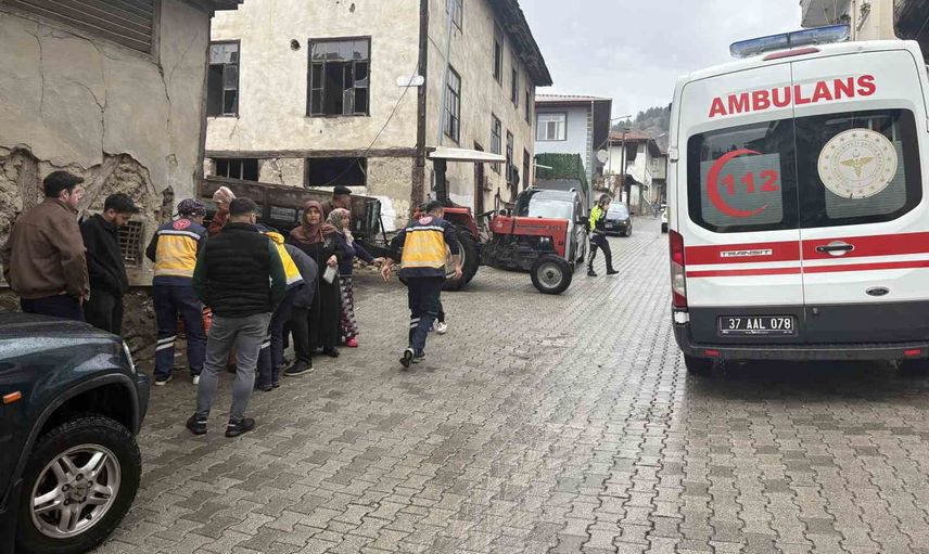 Tosya Çatalkaya'da kavşakta çarpışma: bir yolcu yaralandı