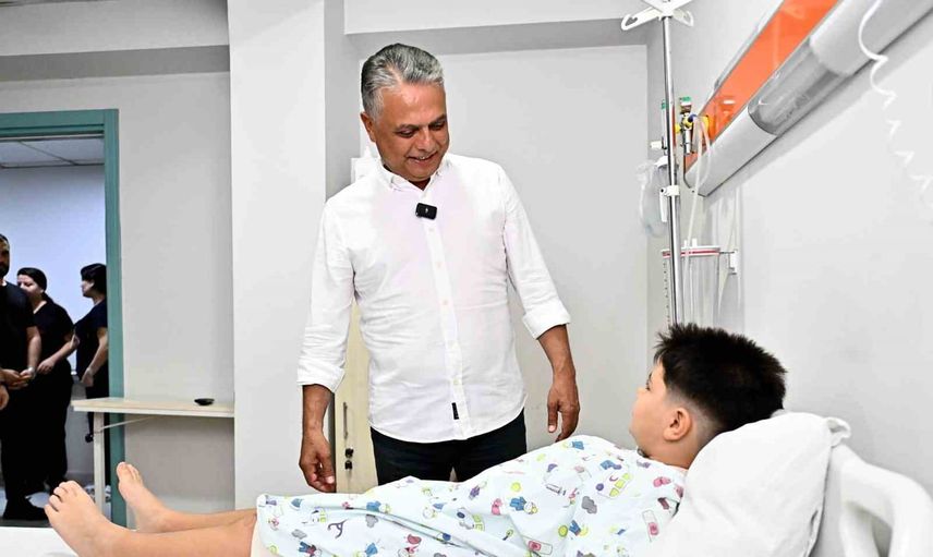 Başkan Uysal'dan sünnet çocuklarına okul çantası ve şölen daveti