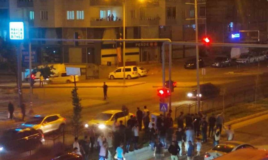 Batman'da trafik ışıkları yakınında çarpışma: 4 kişi yaralandı