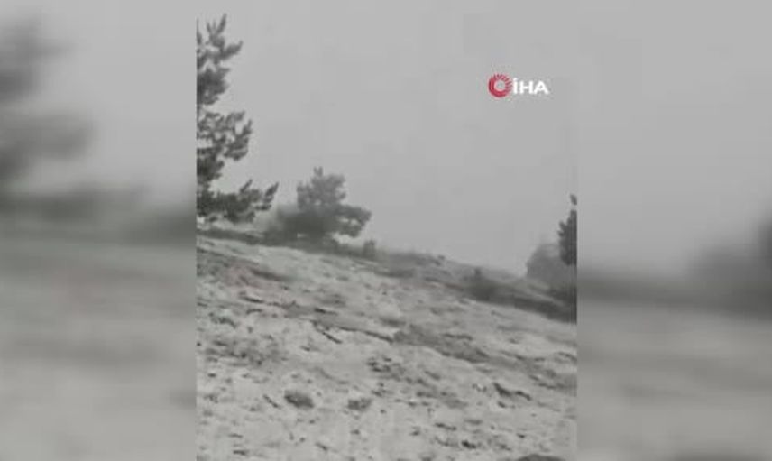 Kavaklıdere yükseklerinde mevsimin ilk karı doğayı beyaza bürüdü
