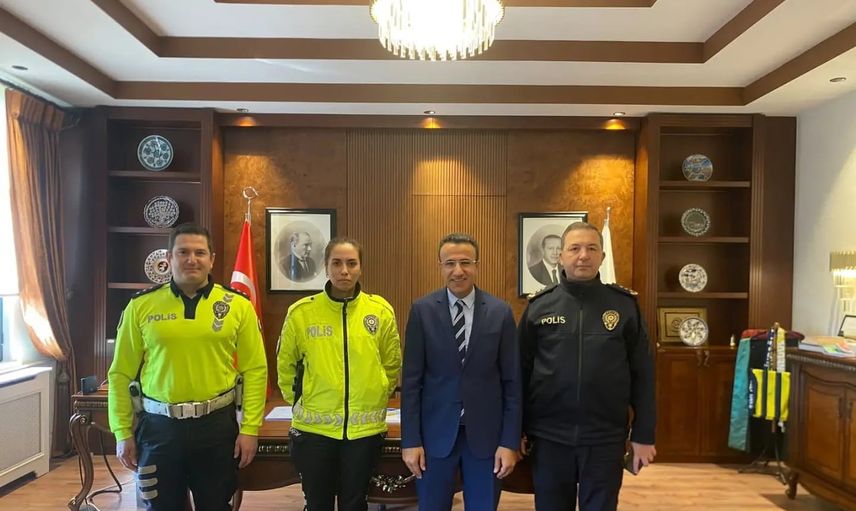 şemsiyeyle şefkat: yaralı genci yağmurdan koruyan polise ödül