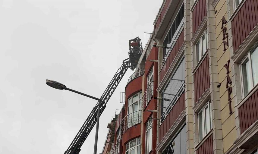 Arnavutköy’de çatı yangını, mahalle dayanışması öne çıktı
