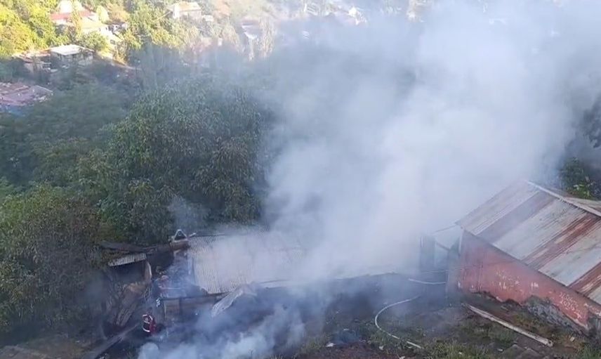 Kağızman'da ahır yangını bitişikteki iki evi etkiledi, çocuklar tahliye edildi