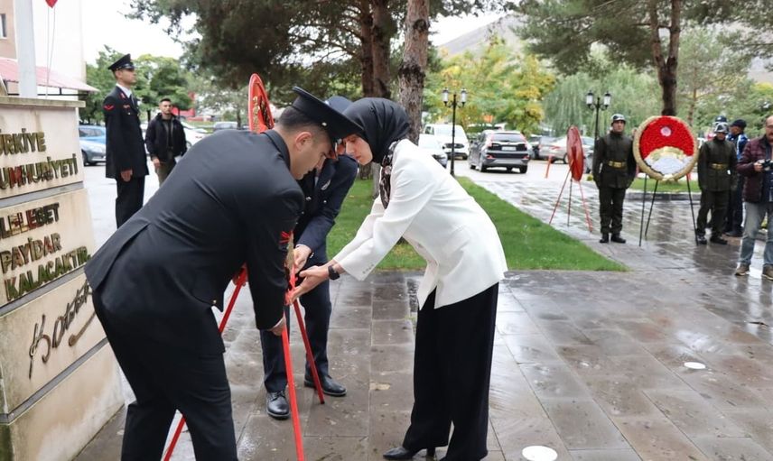 Tercan'da cumhuriyet coşkusu çelenk töreniyle kutlandı