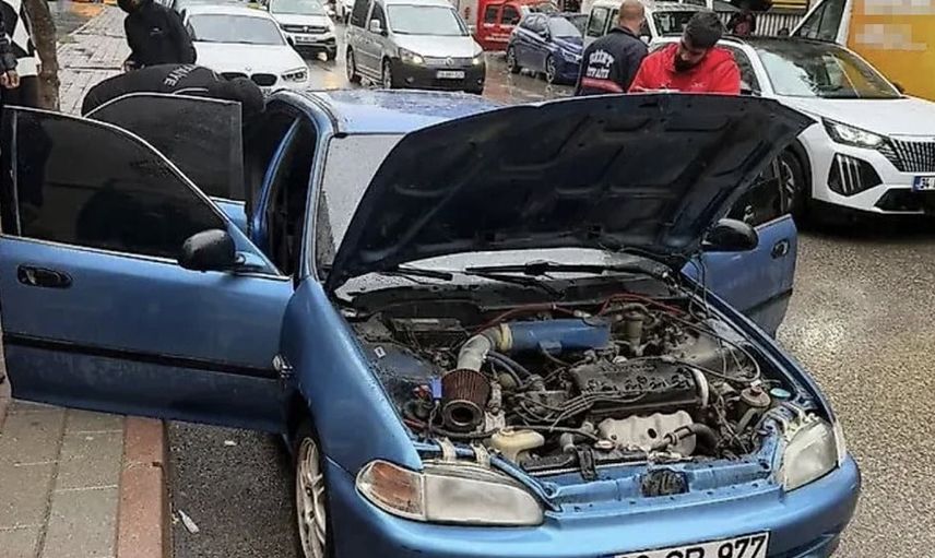 Siirt’te park halindeki 80 GP 977 plakalı otomobilde yangın çıktı; itfaiye büyümeden müdahale etti