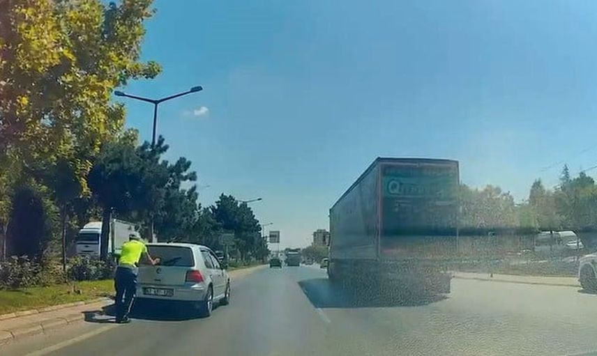 Konya'da arızalanan aracı polis iterek güvenli bölgeye taşıdı