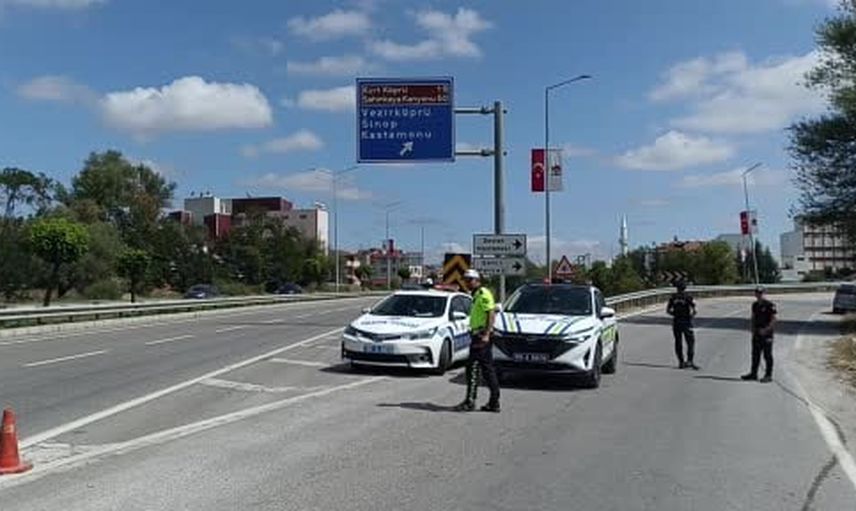 Havza'da cam yüklü tır virajda devrildi, yol yaklaşık üç saat trafiğe kapandı