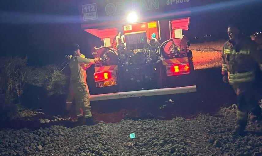 Arsuz Akçalı'da ot ve kamışlık yangını ekiplerin çabasıyla büyümeden söndürüldü