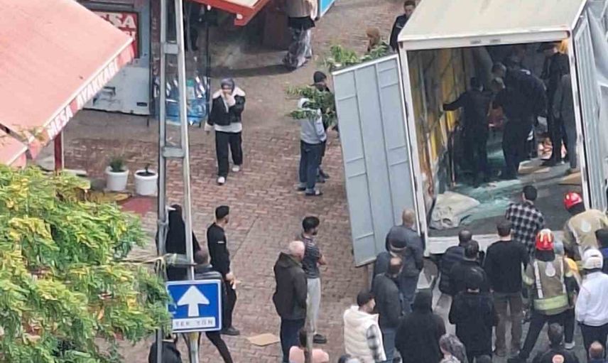Esenyurt'ta malzeme indiren kamyonetin kasasından cam devrildi, biri ağır