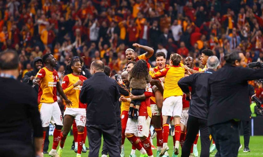 Galatasaray taraftarıyla birlikte derbi zaferini kutladı