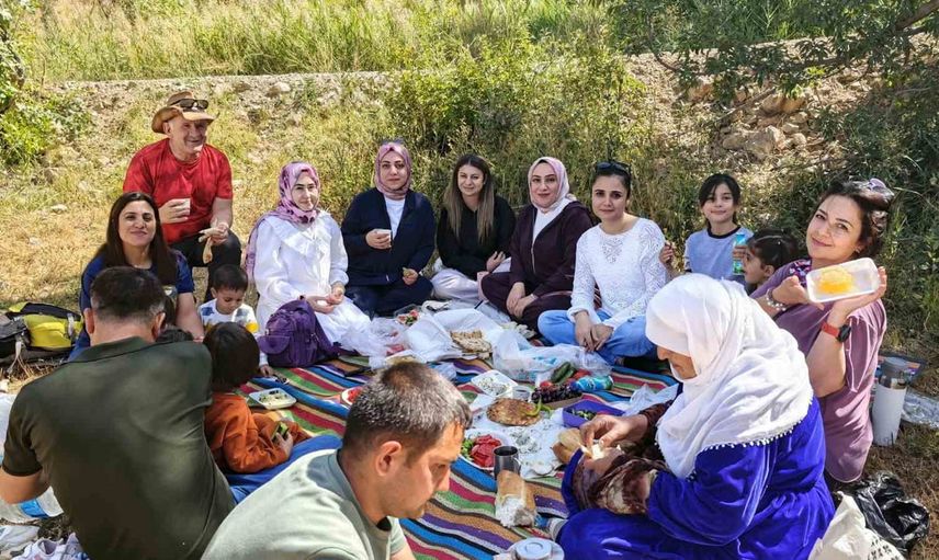 Çatak'ta yürüyüşten kovana: doğaseverler bal sağımı yaptı