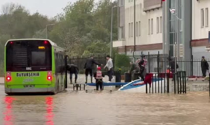 Karasu'da sel yurtları boşalttı: 700 öğrenci memleketlerine gönderildi