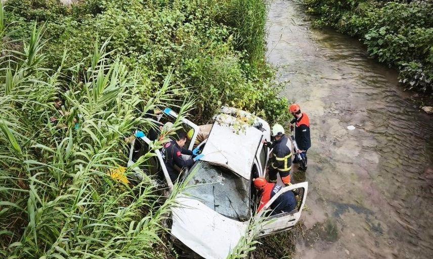Antakya'da dereye yuvarlanan araçtan üç kişi kurtarıldı