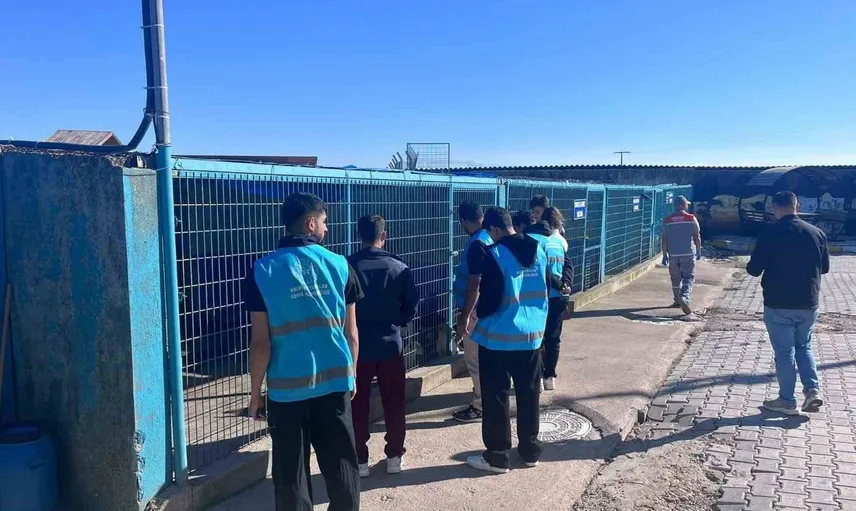 Kuşcenneti KYK yurdu öğrencilerinden barınak ziyaretinde sokak hayvanlarına destek