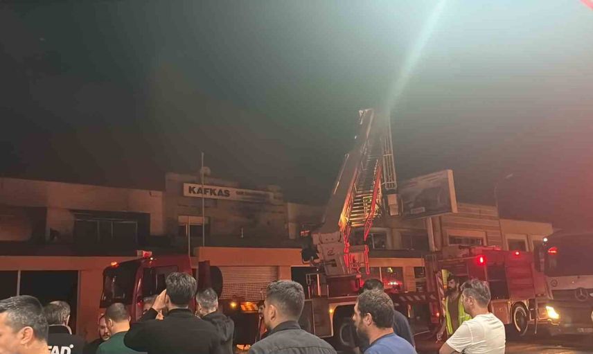 Eskişehir'de sanayi sitesinde yükselen alevler esnafı gözyaşına boğdu