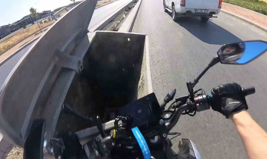 Sokakta bırakılan konteyner motosikletliyi yola savurdu: kask kaydetti