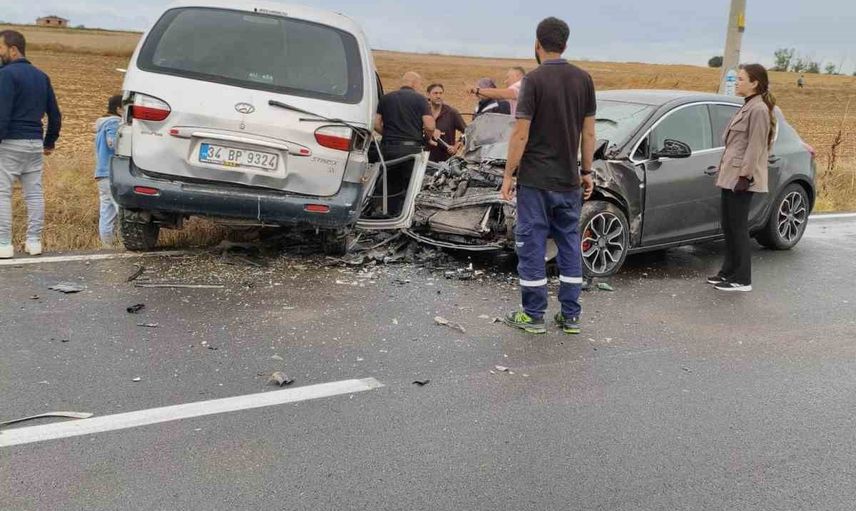Velimeşe'de üst geçit yakınında çarpışma: 2'si çocuk 6 yaralı