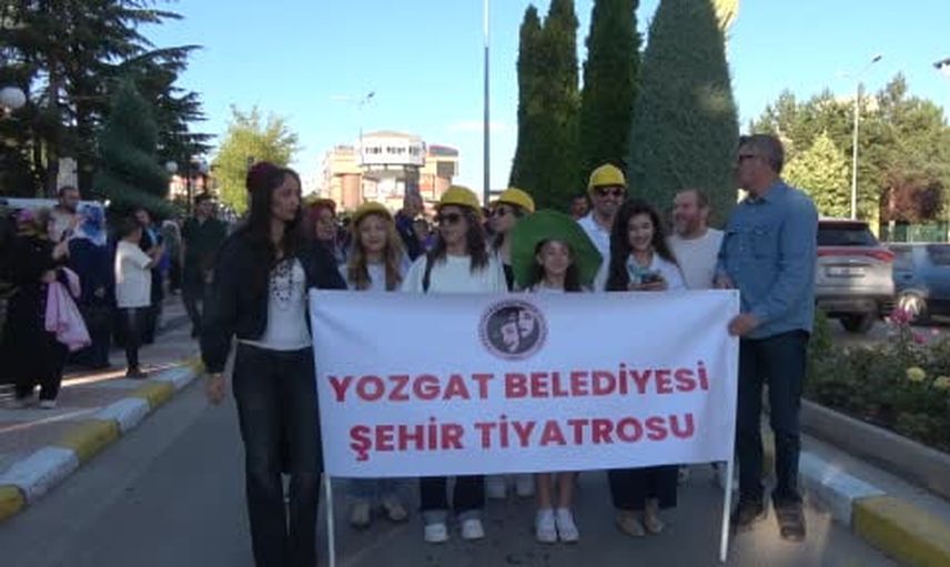 Kortej coşkusu eşliğinde açılan Sürmeli şenlikleri yerel renkleri öne çıkardı
