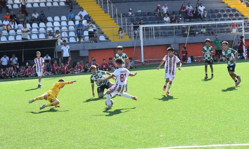Akhisar Yıldırımspor 30 Ağustos turnuvasında şampiyonluğa uzandı