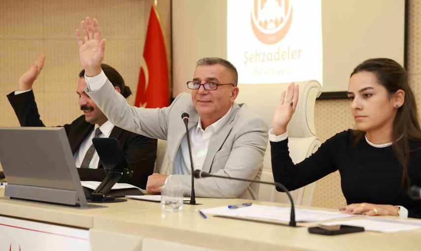 Şehzadeler'de kırsal yollar güçleniyor: 350 kilometrelik hedefin yüzde 81'i tamamlandı