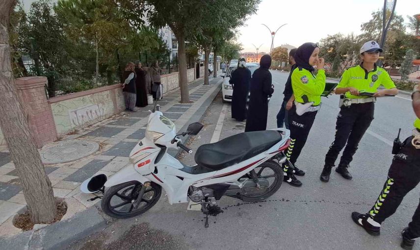 Kapı çarpması motosikleti devirdi, iki kişi yaralandı