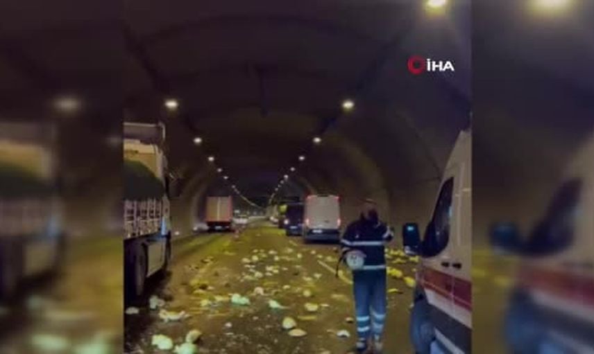 Orhangazi tüneli'nde kupası dorseden ayrılan tırın sürücüsü ağır yaralandı