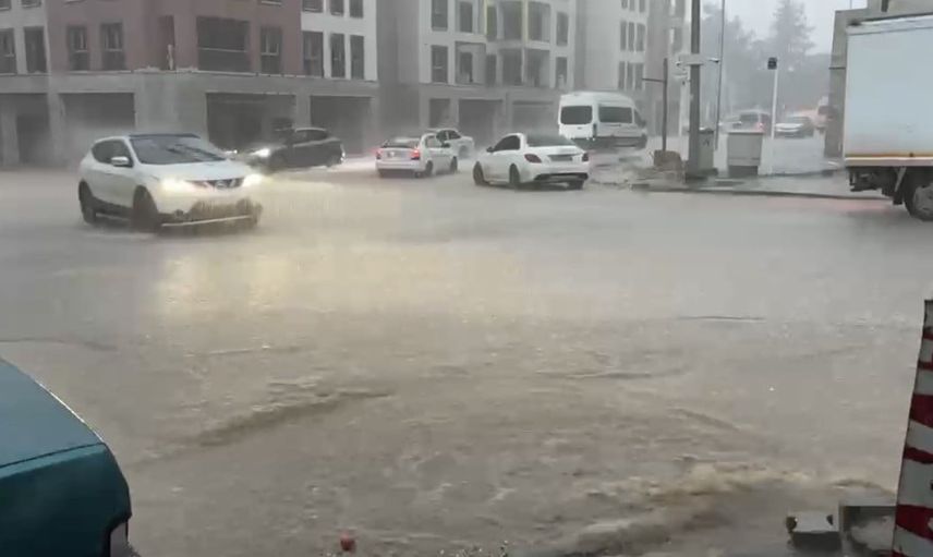 Besni'de aniden bastıran sağanak cadde ve sokakları göle çevirdi