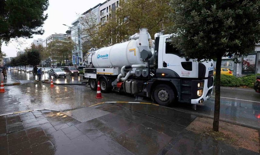 İzmir'de yağışa karşı 665 kişilik seferberlik: kritik noktalarda ekipler hazır