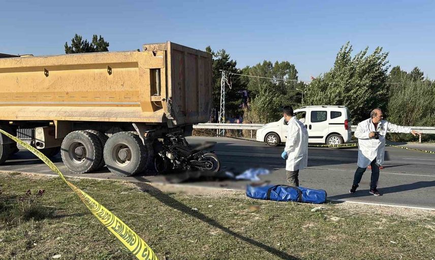 Sivas'ta kırmızı ışıkta bekleyen kamyona çarpan genç son yolculuğuna uğurlandı