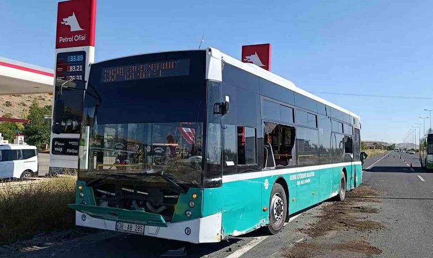Kayseri'de duraktaki yolcu otobüsüne çarpma anı saniye saniye kaydedildi